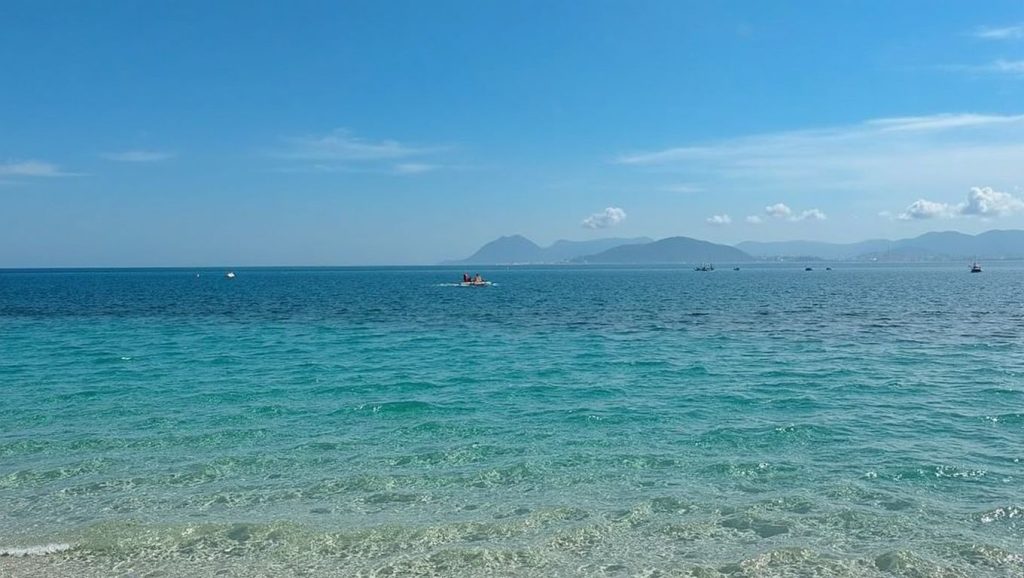 Detalle de arena y agua en Praja naturista Rocca Palumma, Tusa
