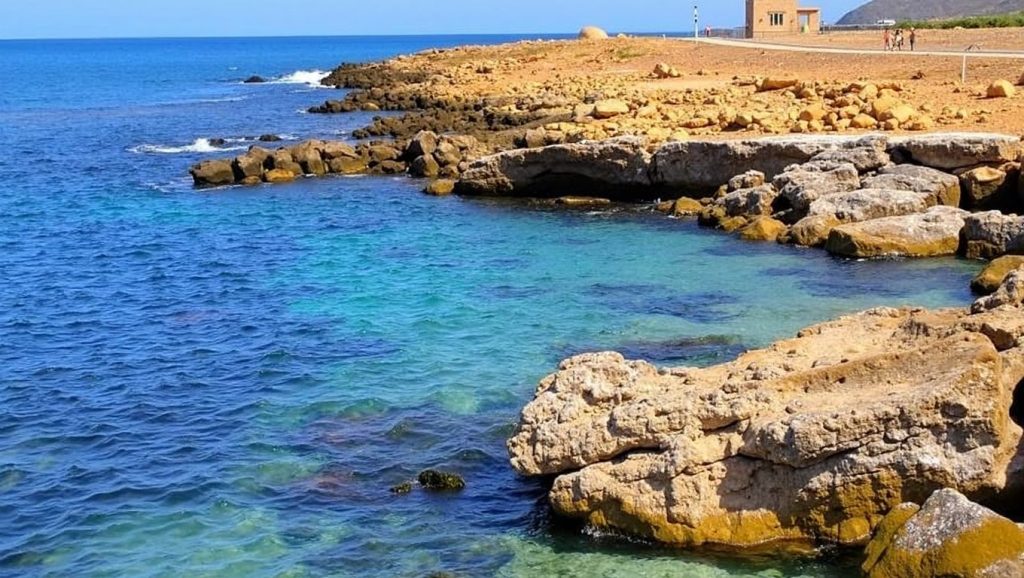 Orilla de Spaggia Forgia con olas suaves en Balestrate