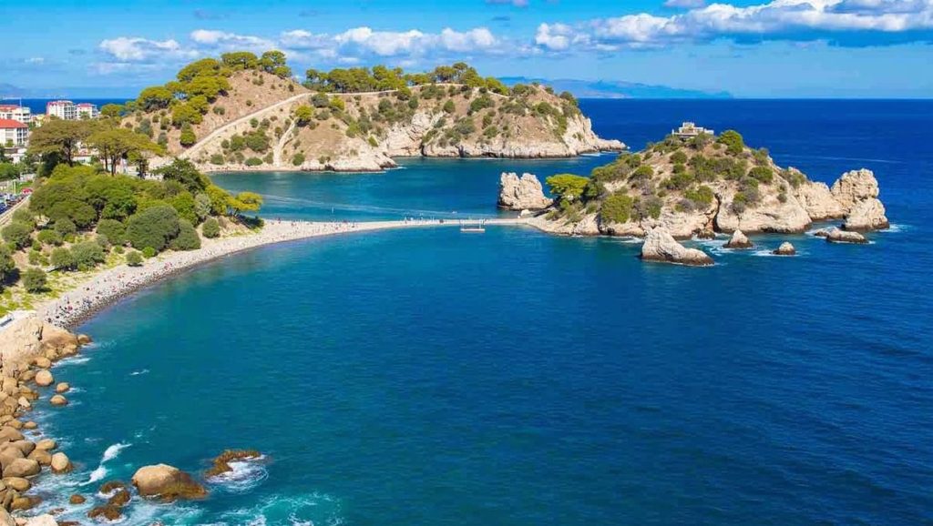 Orilla tranquila de Spiaggetta delle Sirene, playa de Taormina