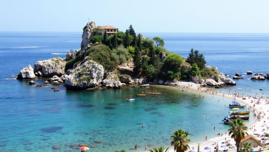 Detalle de arena y agua en Spiaggetta delle Sirene, Taormina