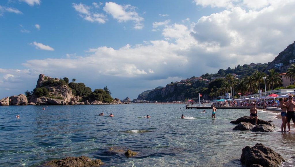 Costa de Taormina desde Spiaggetta delle Sirene, Sicilia
