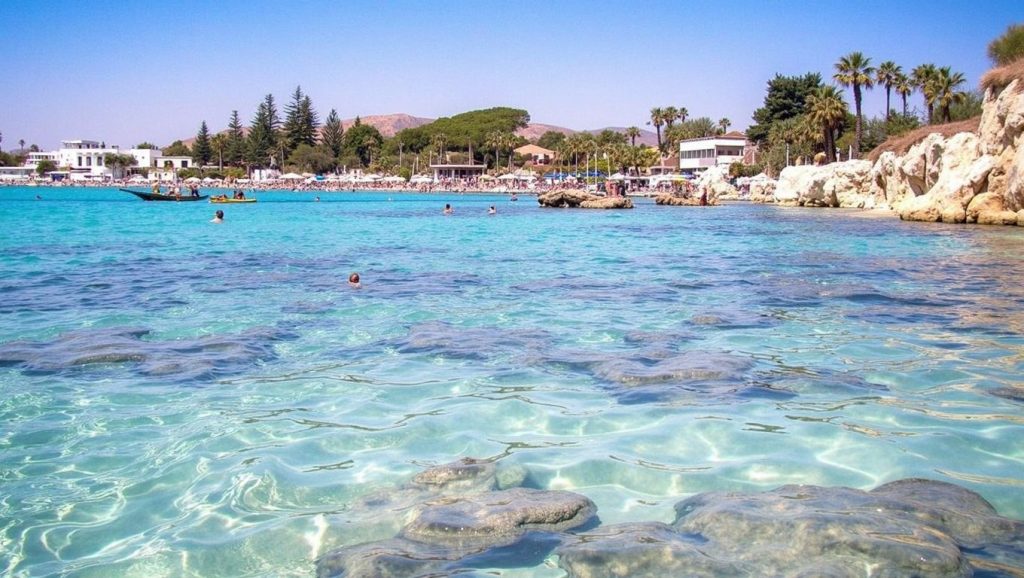 Orilla tranquila de Spiaggetta di Aretusa, playa de Siracusa