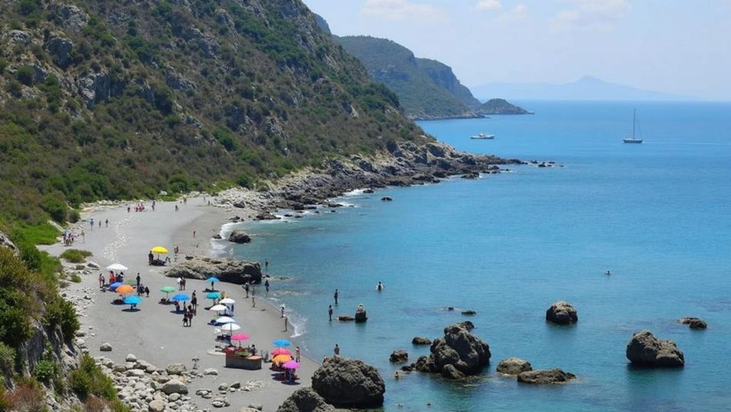 Oleaje en la orilla de Spiaggia Cala dei Liparoti, costa de Milazzo