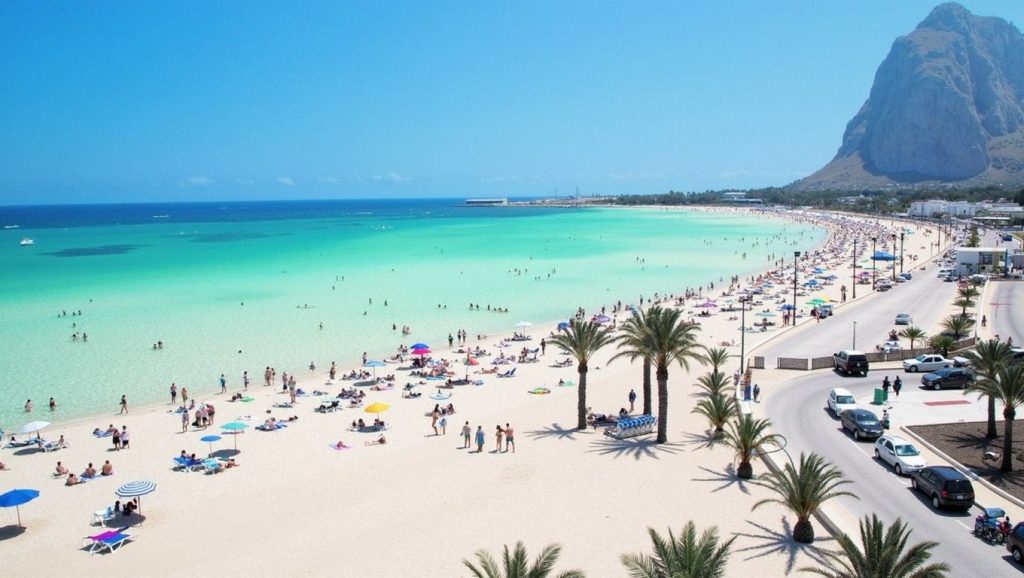 Orilla de Spiaggia Calamazzo con olas suaves en San Vito Lo Capo