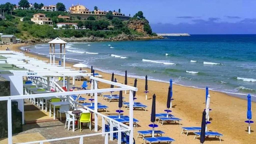 Orilla tranquila de Spiaggia Ciammarita, playa de Trappeto
