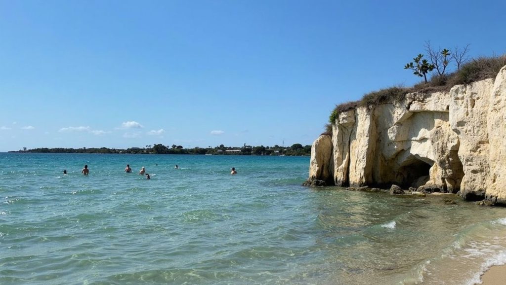 Detalle de arena y agua en Spiaggia Costa del Sole, Siracusa