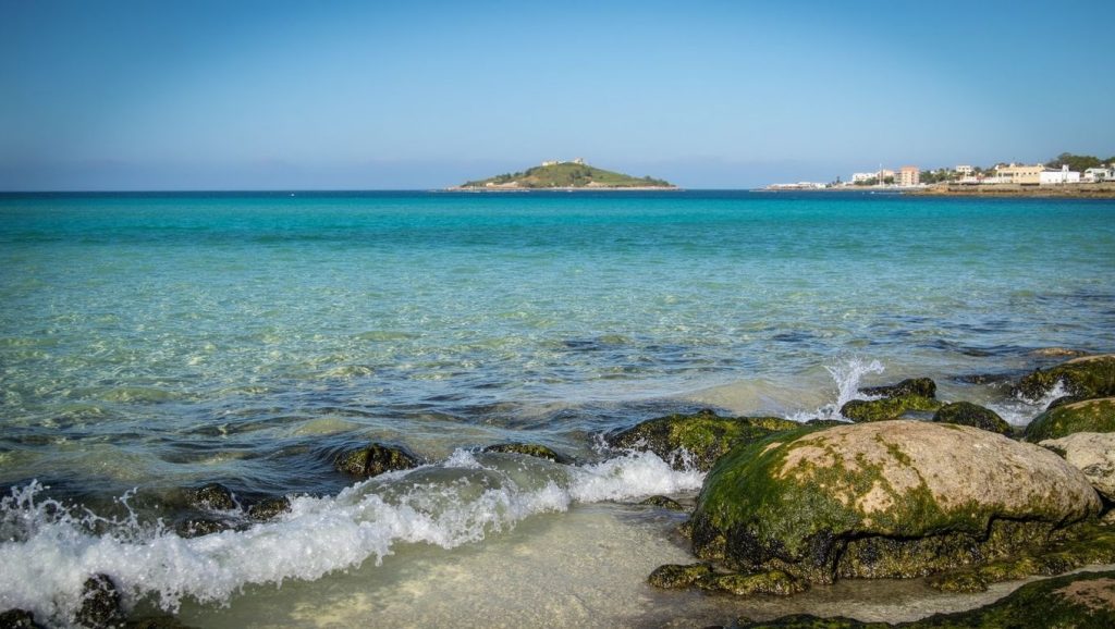 Agua y arena en Spiaggia de Isola delle Femmine, Isola delle Femmine