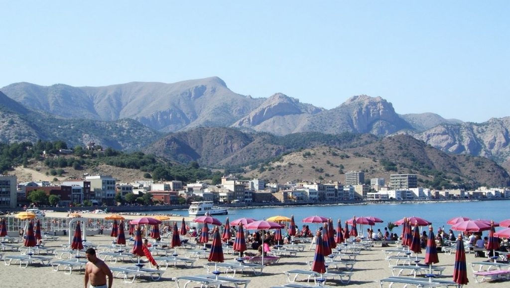 Agua y arena en Spiaggia dei Greci, Giardini-Naxos