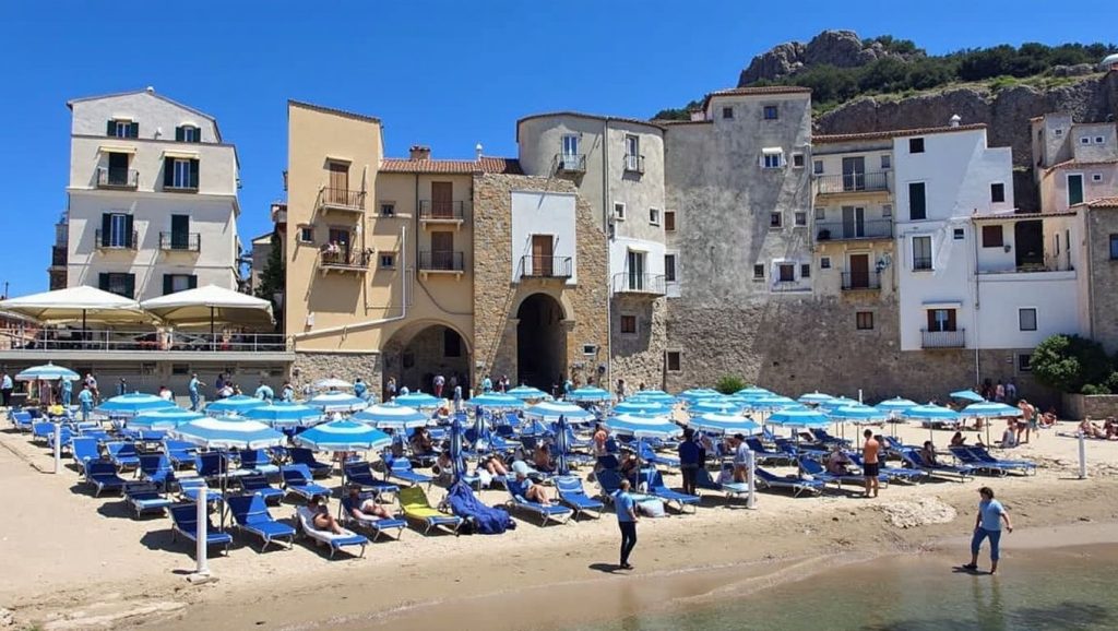 Detalle de arena y agua en Spiaggia del Porto Vecchio, Cefalù