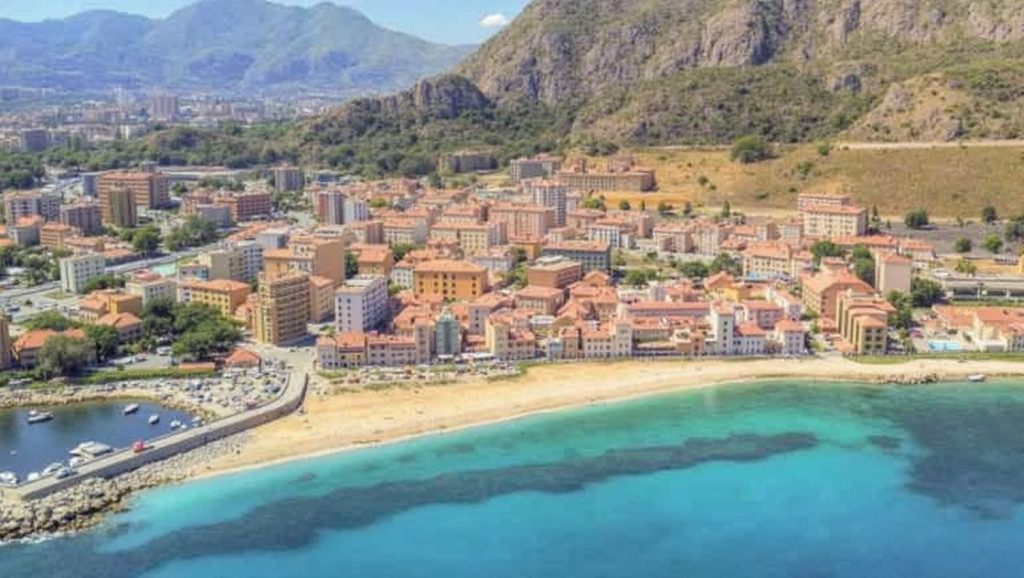 Orilla de Spiaggia dell'Arenella con olas suaves en Palermo