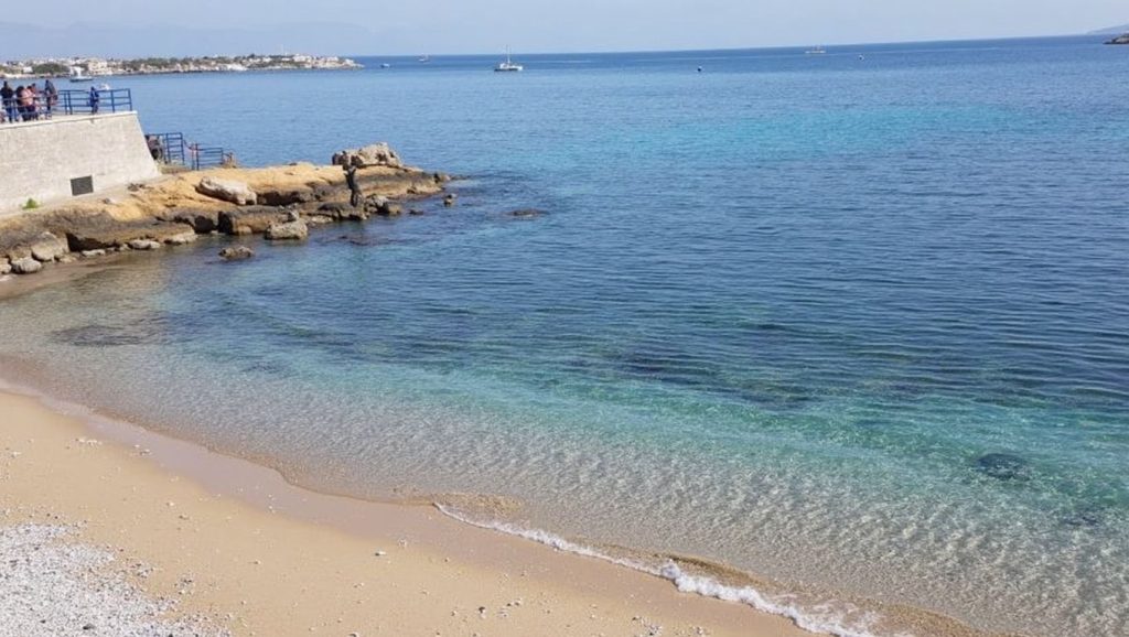 Primer plano de la orilla de Spiaggia dell'Olivella, Santa Flavia