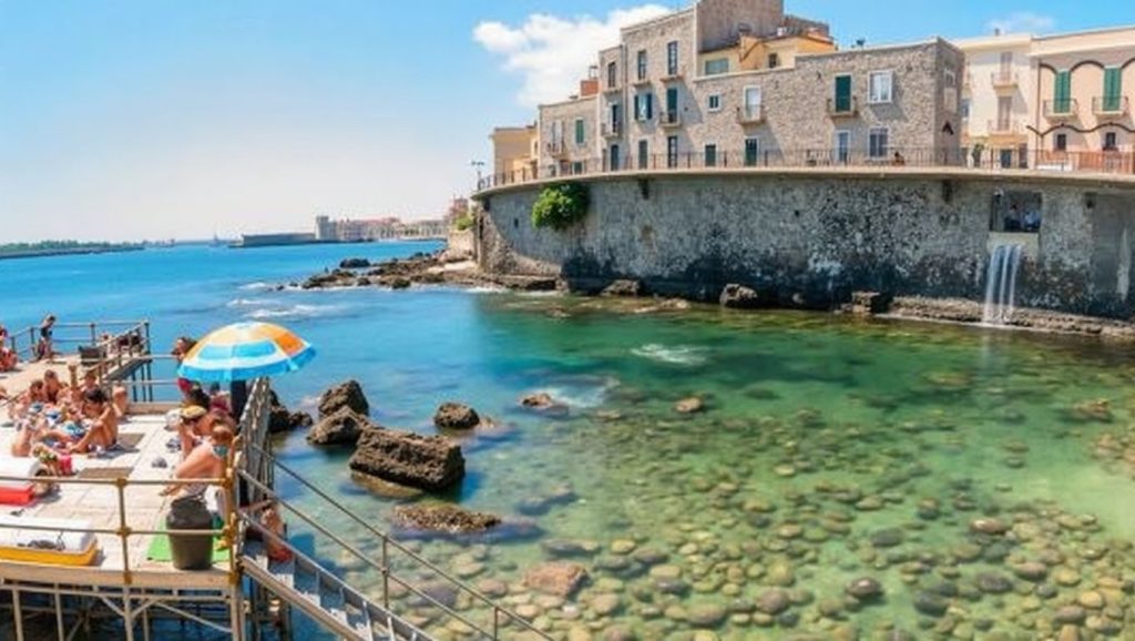 Orilla tranquila de Spiaggia della Fanusa, playa de Siracusa