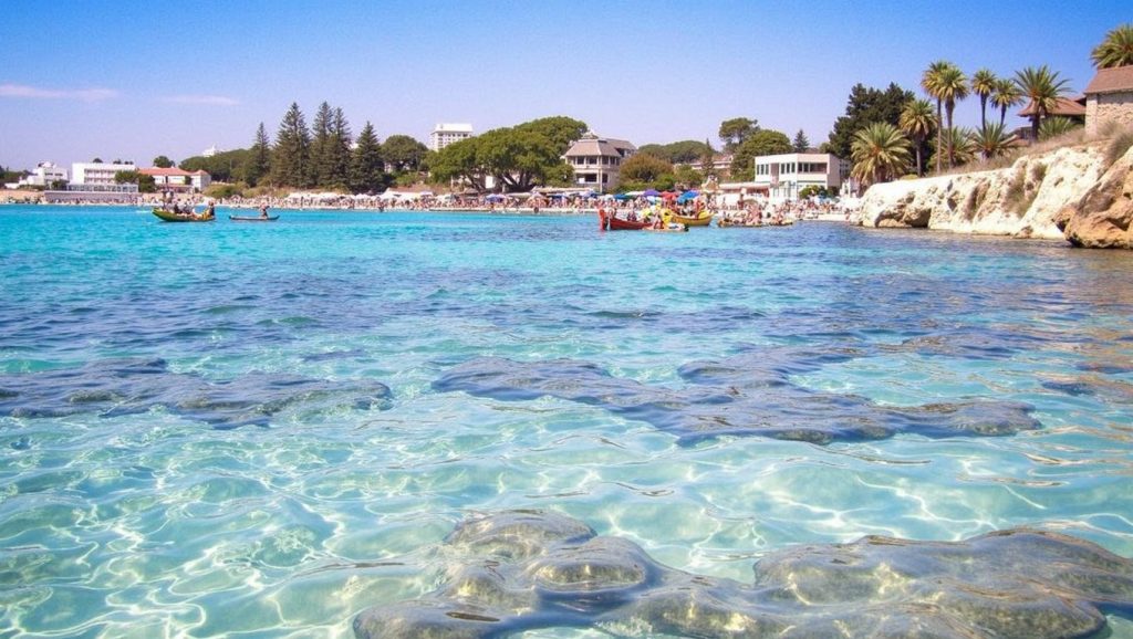Vista amplia de Spiaggia della Fanusa en Siracusa, Sicilia