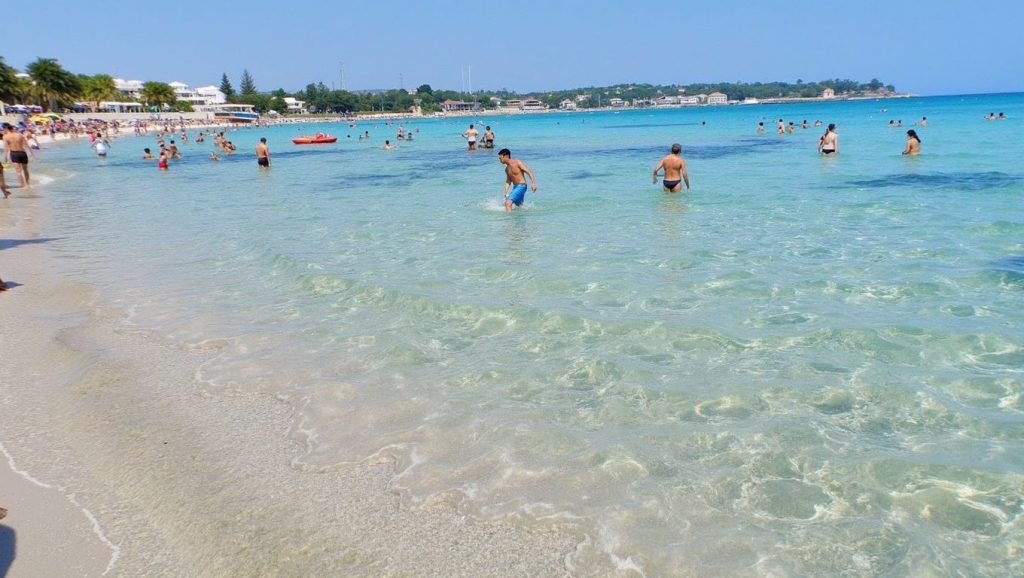Orilla tranquila de Spiaggia di Fontane Bianche, playa de Avola