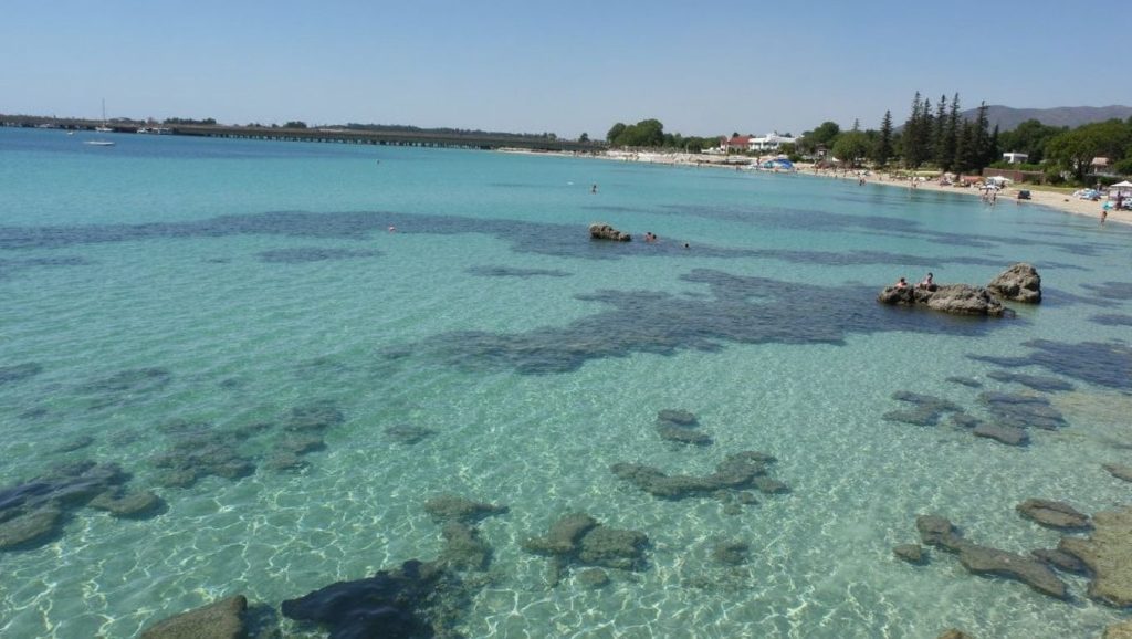 Primer plano de la orilla de Spiaggia di Fontane Bianche, Avola