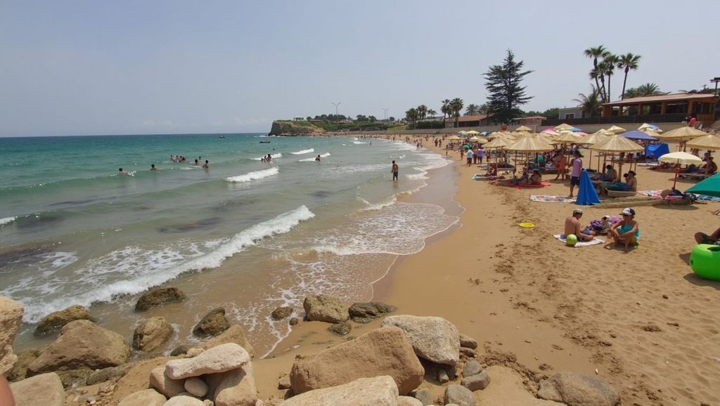 Oleaje en la orilla de Spiaggia di Gallina, costa de Avola