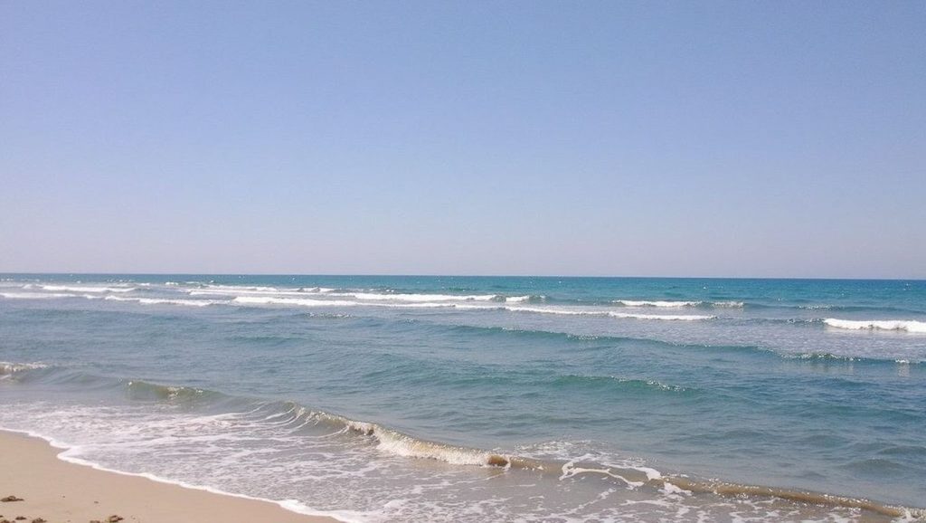 Detalle de arena y agua en Spiaggia di Granelli, Pachino