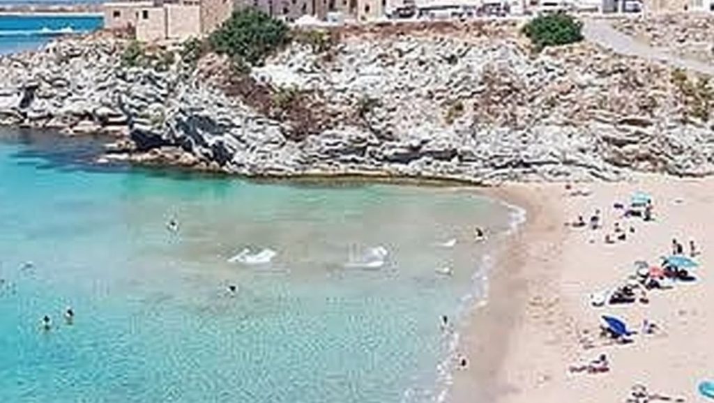 Orilla tranquila de Spiaggia di Magaggiari, playa de Cinisi