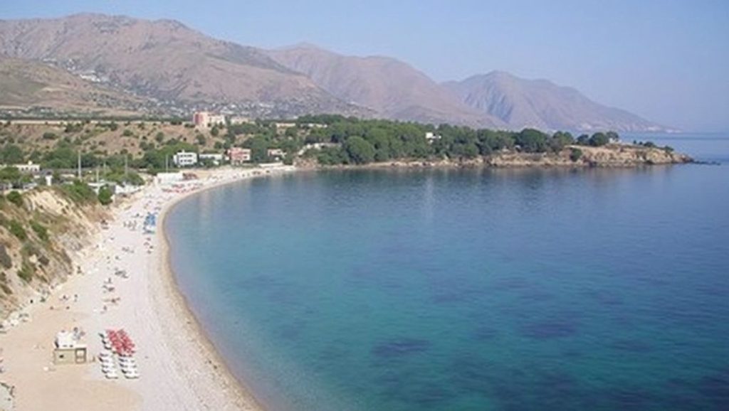 Detalle del agua en Spiaggia di Magaggiari, Cinisi, Sicilia
