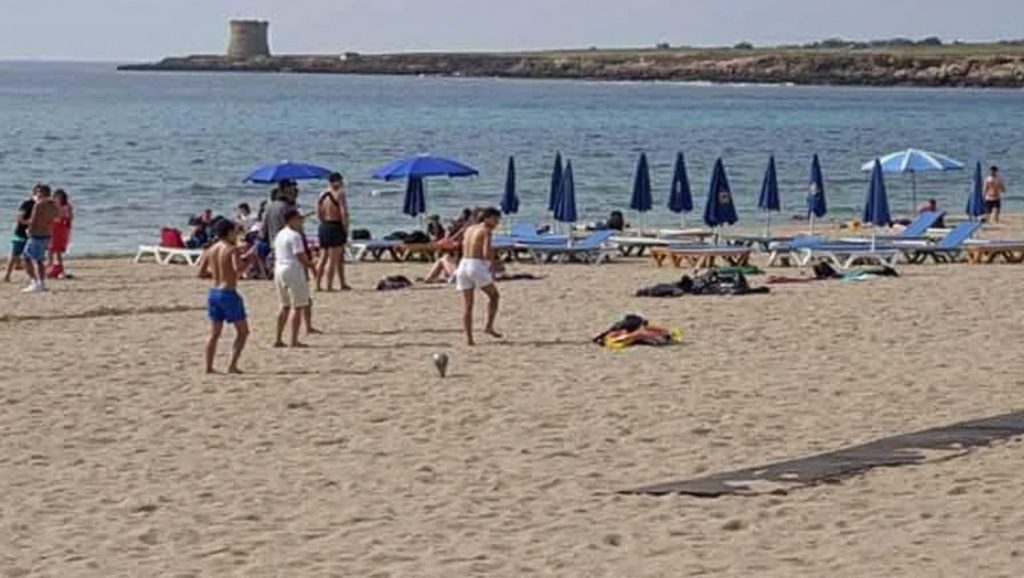 Vista amplia de Spiaggia di Magaggiari en Cinisi, Sicilia