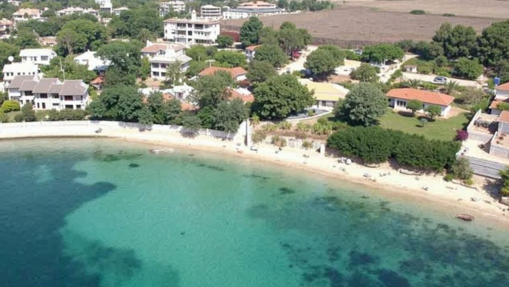 Oleaje en la orilla de Spiaggia di Punta Carrozza, costa de Siracusa