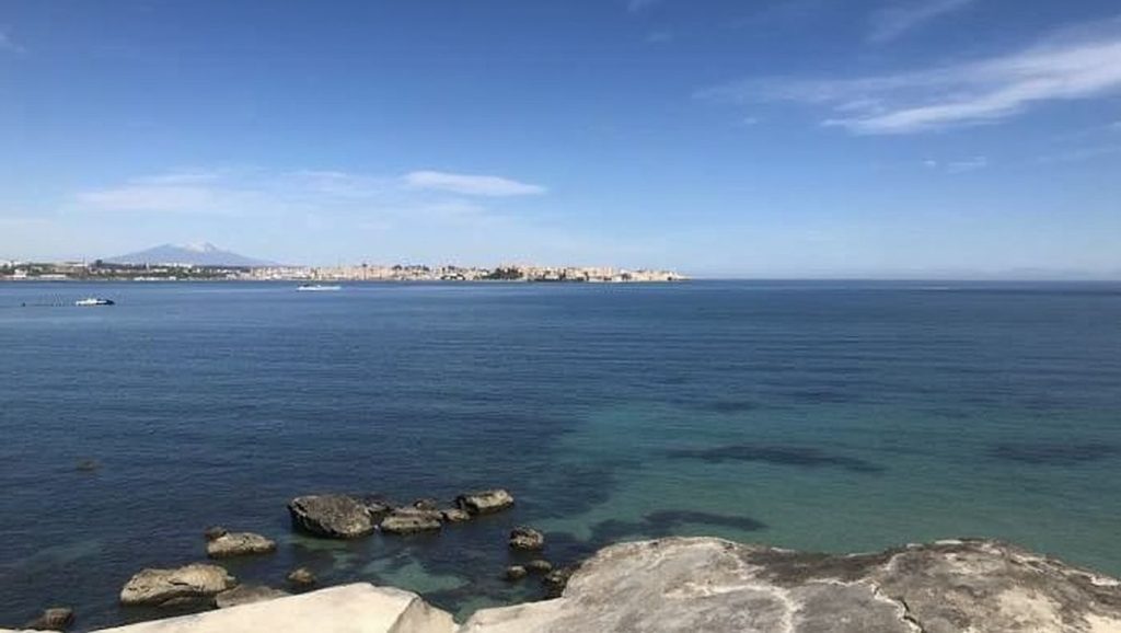 Vista amplia de Spiaggia di Punta Carrozza en Siracusa, Sicilia
