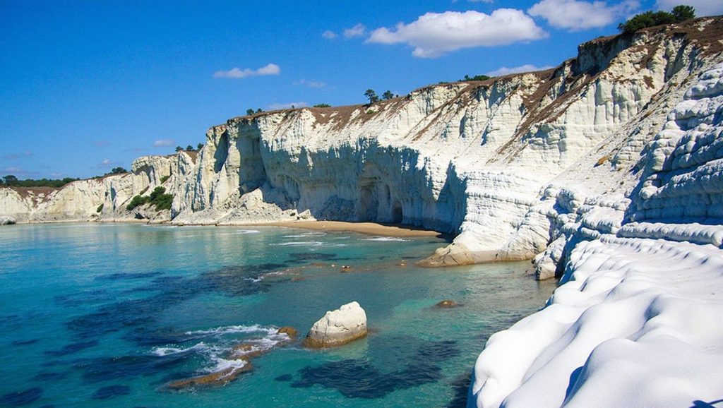 Oleaje en la orilla de Spiaggia di Punta Grande, costa de Porto Empedocle