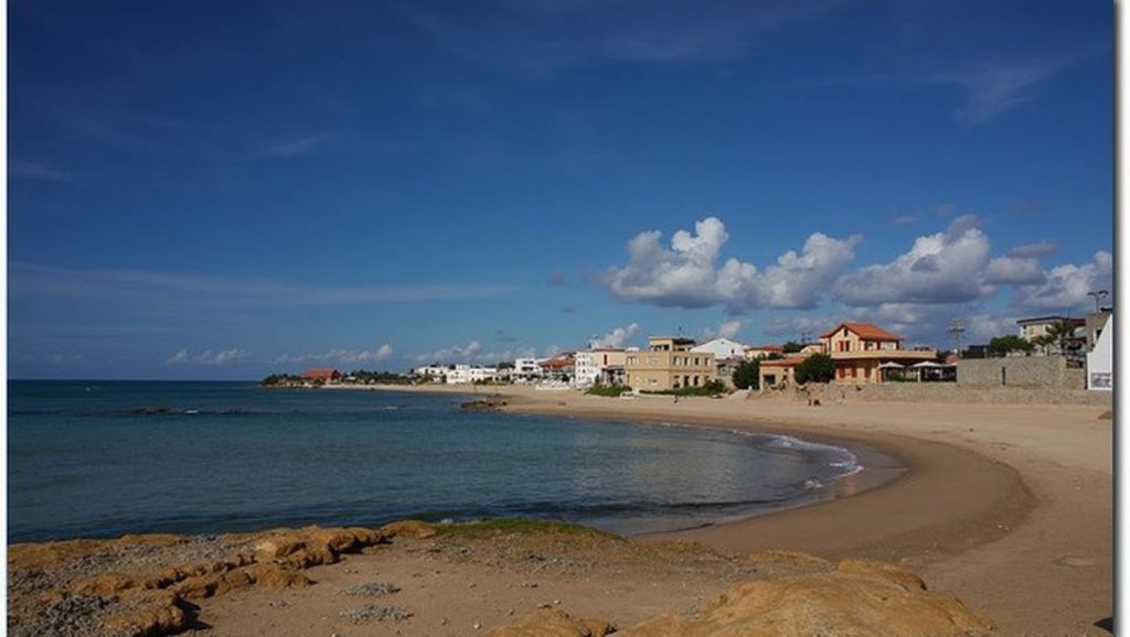 Orilla tranquila de Spiaggia di Punta Secca - Palmento, playa de Santa Croce Camerina