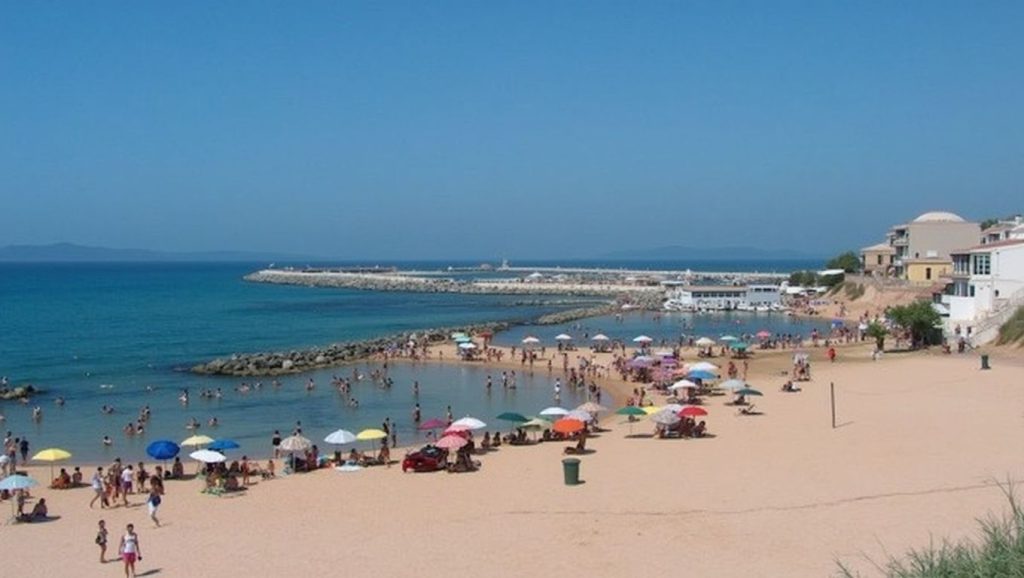 Vista del entorno de Spiaggia di Punta Secca - Palmento, Santa Croce Camerina, Sicilia