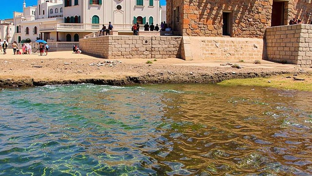 Detalle del agua en Spiaggia di Punta Secca - Palmento, Santa Croce Camerina, Sicilia