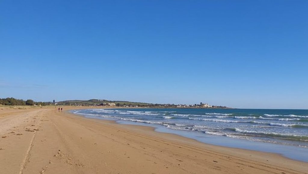 Detalle de arena y agua en Spiaggia di Sampieri, Scicli