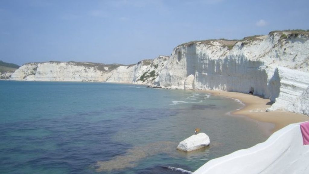 Primer plano de la orilla de Spiaggia di San Leone Libera Accessibile, Agrigento
