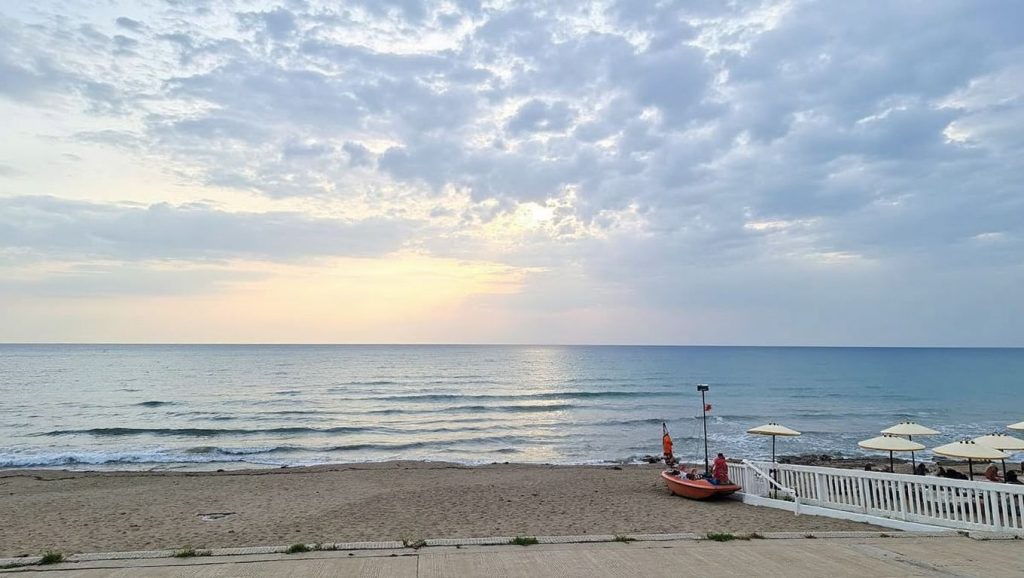 Detalle de arena y agua en Spiaggia di San Marco, Fiumefreddo di Sicilia