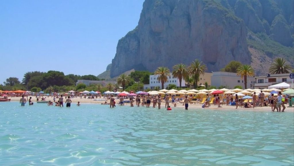 Olas rompiendo en Spiaggia di Santa Margherita, San Vito Lo Capo