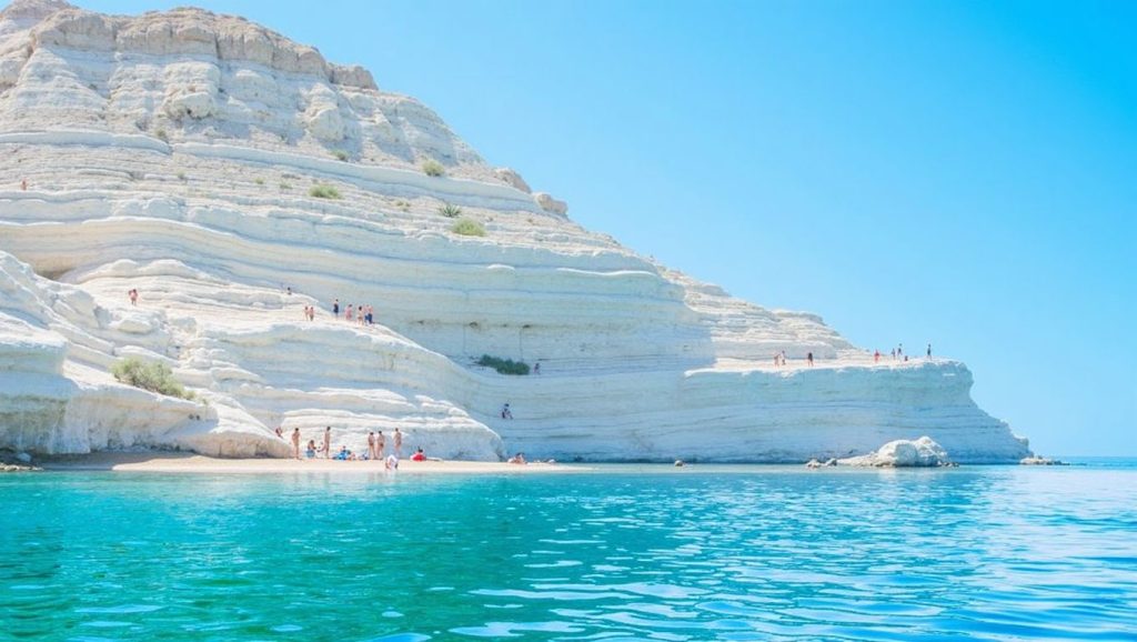 Orilla tranquila de Spiaggia di Scala dei Turchi, playa de Porto Empedocle