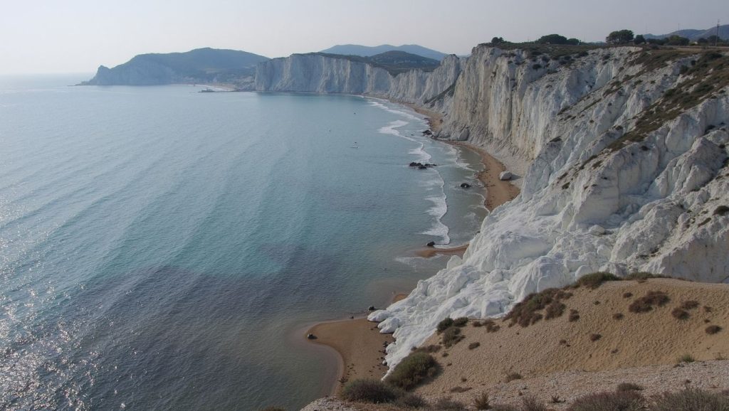Vista amplia de Spiaggia di Scala dei Turchi en Porto Empedocle, Sicilia