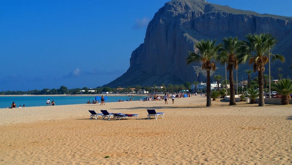 Costa de San Vito Lo Capo desde Spiaggia di Scaru Brucia, Sicilia