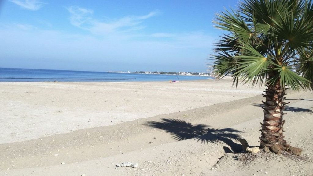 Oleaje en la orilla de Spiaggia di Tonnarella, costa de Furnari