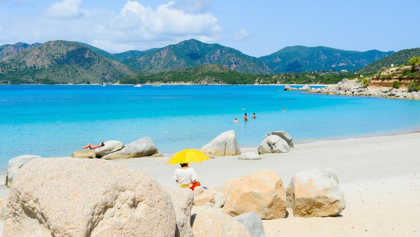 Villasimius playa aguas cristalinas servicios Cerdeña sur