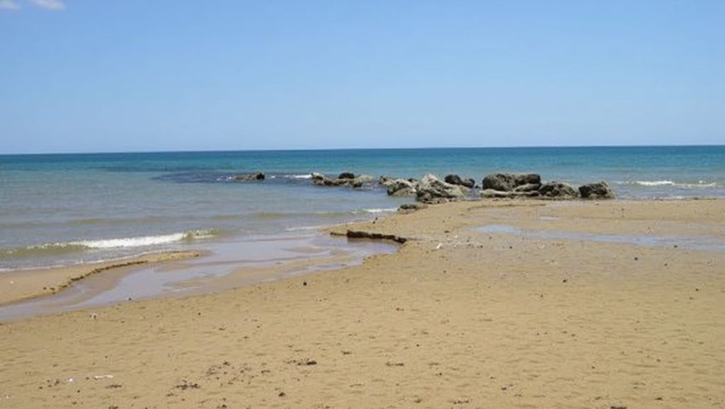 Detalle del agua en Spiaggia Ex Porto Antico Selinunte, Campobello di Mazara, Sicilia