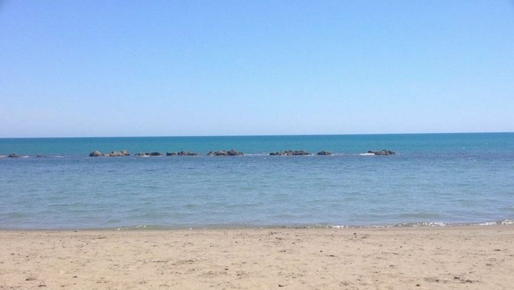 Orilla de Spiaggia Lido con olas suaves en Sciacca