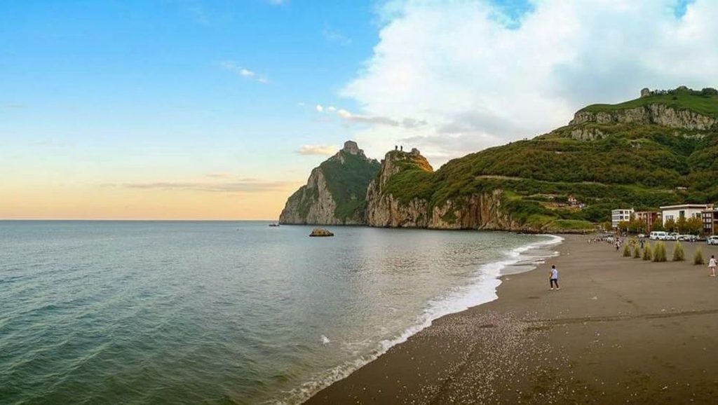 Arena y orilla en Spiaggia naturista di Forza d'Agrò, Sant'Alessio Siculo, Sicilia