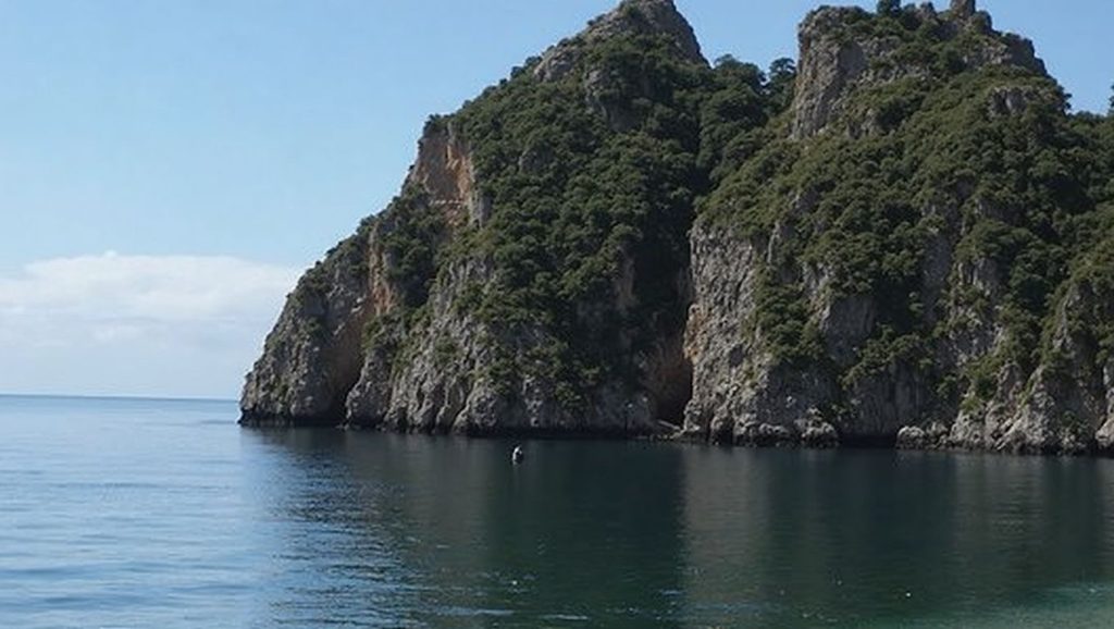 Olas rompiendo en Spiaggia naturista di Forza d'Agrò, Sant'Alessio Siculo