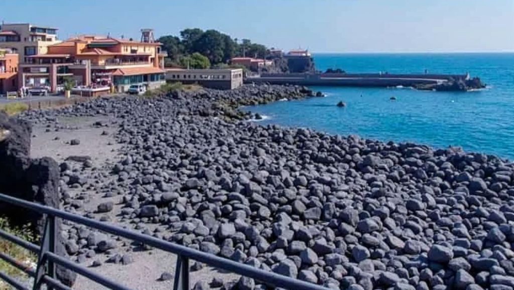 Spiaggia nera di San Giovanni Li Cuti — foto 3 de 6