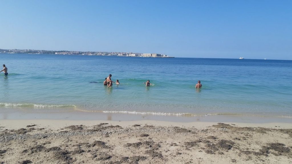 Olas rompiendo en Spiaggia Punta del Pero, Siracusa