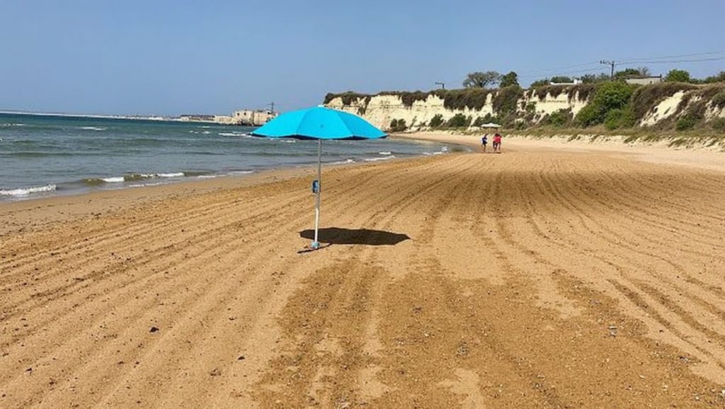 Amplio horizonte marino en Spiaggia Santa Maria del Focallo, Ispica