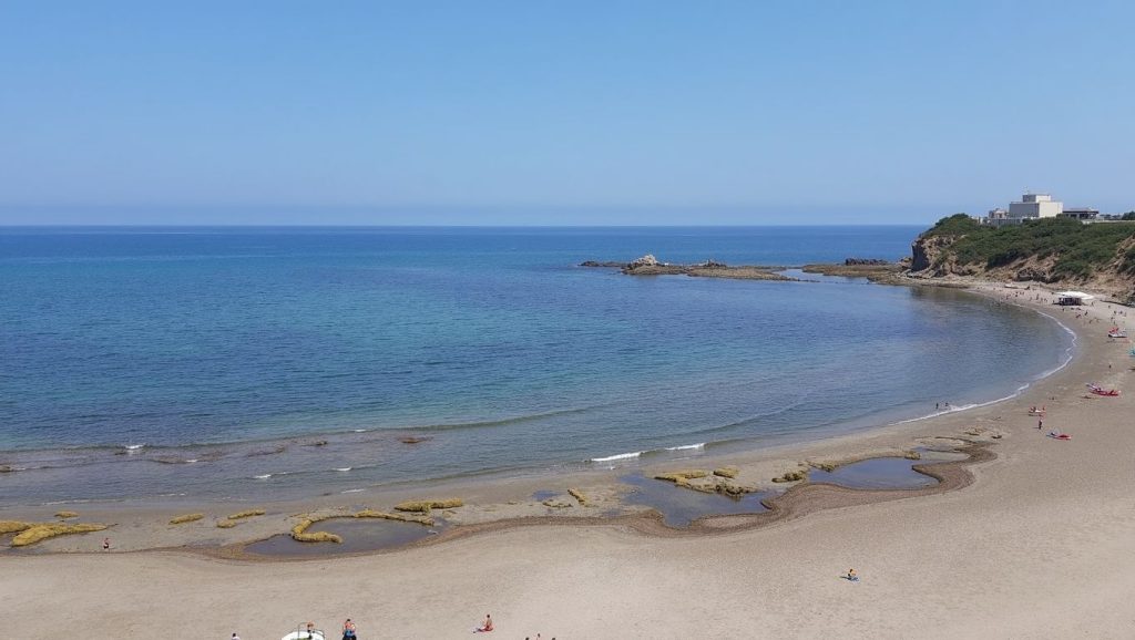 Detalle de arena y agua en Spiaggia Settefrati, Lascari