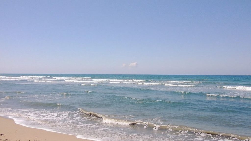 Detalle de arena y agua en Spiaggia Vulpiglia, Pachino