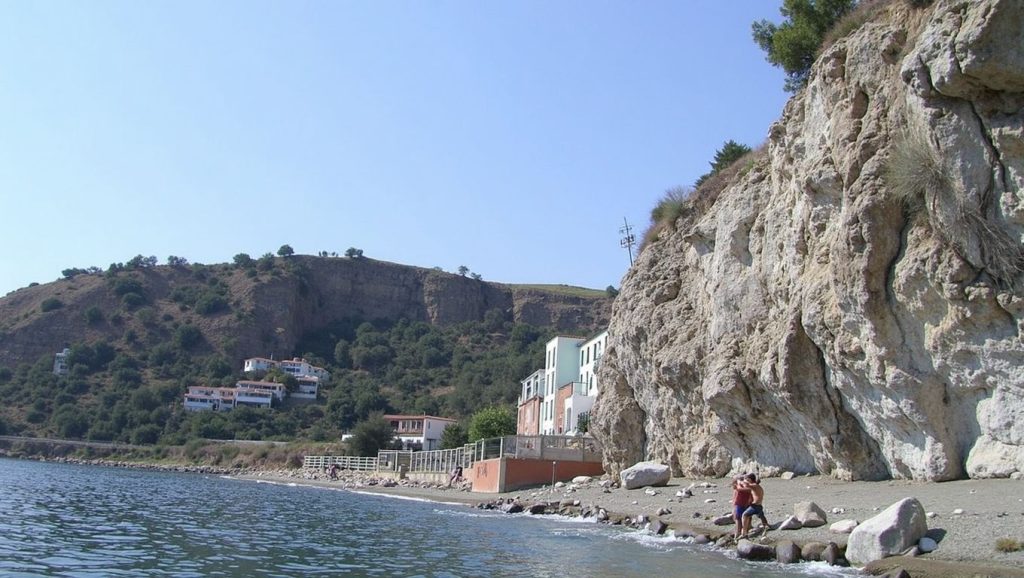 Orilla de Spisone con olas suaves en Castelmola