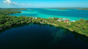 Cenote Azul Bacalar (Bacalar, México)